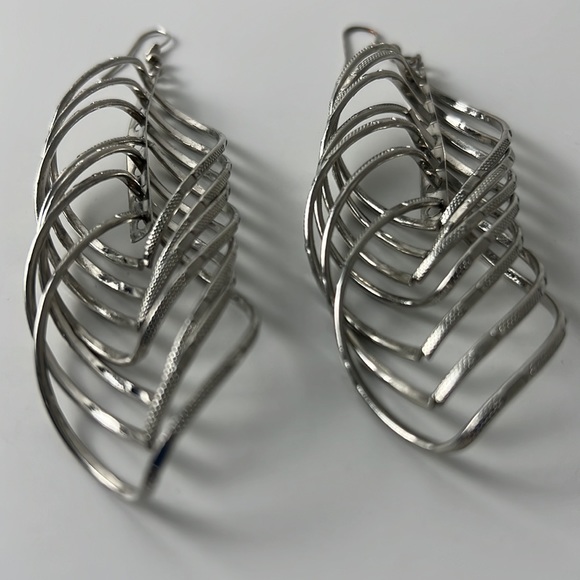 Cute Continuous Dangling Silver Tone Leaves Pierced Earrings - Picture 11 of 16